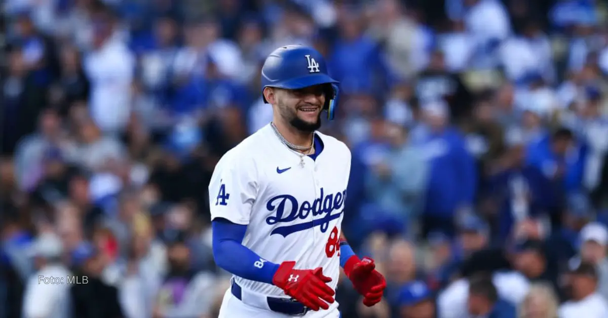 Andy Pages sonriendo con el uniforme de Dodgers