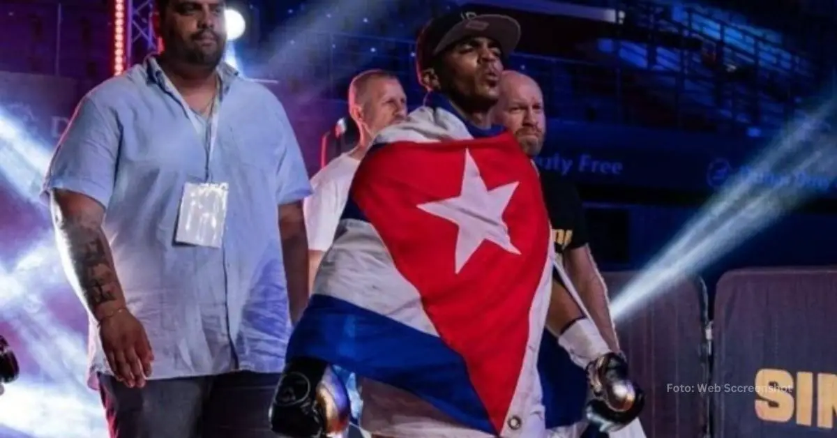 Frank Zaldívar previo a una pelea con la bandera de Cuba