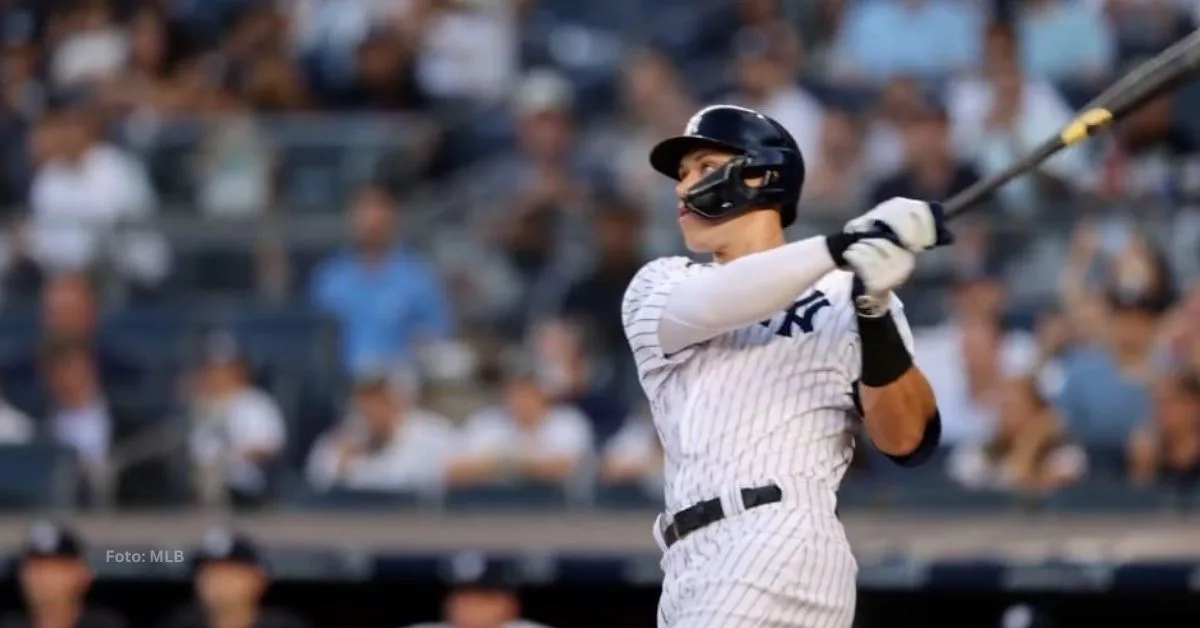 Aaron Judge haciendo swing con el uniforme blanco de New York Yankees