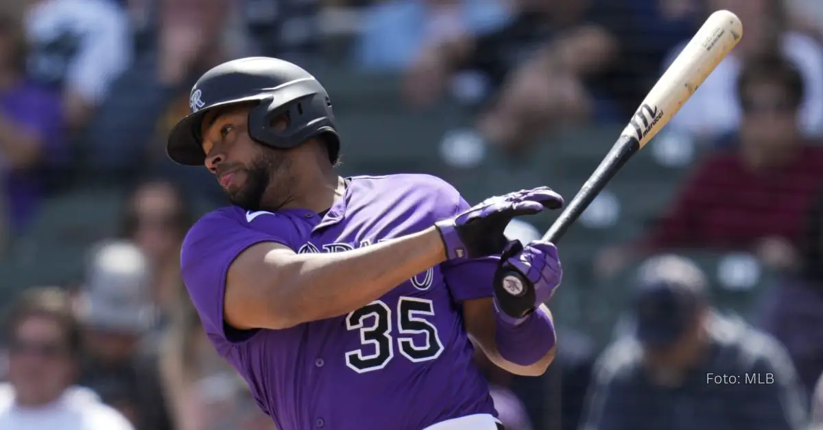 Elias Díaz conectando batazo con el uniforme de Colorado Rockies en MLB 2024