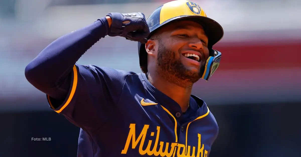 Jackson Chourio celebrando con el uniforme de Milwaukee Brewers