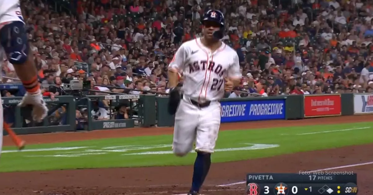 Venezolano Jose Altuve anotando en carrera en el Minute Maid Park