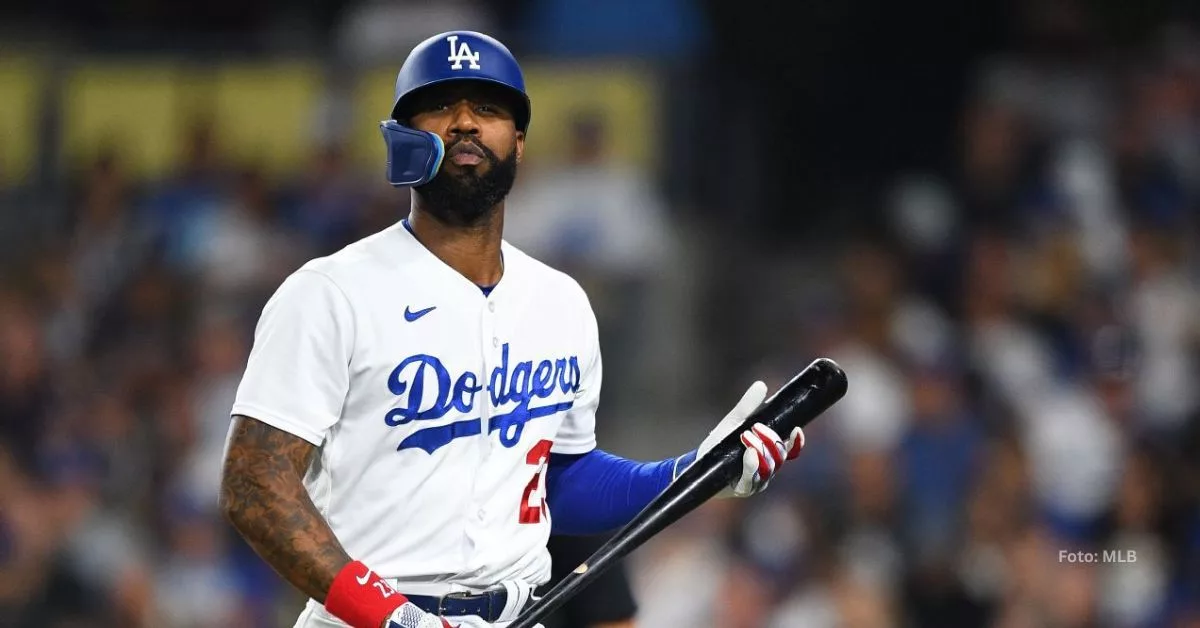 Jayson Heyward con el uniforme blanco de Los Angeles Dodgers