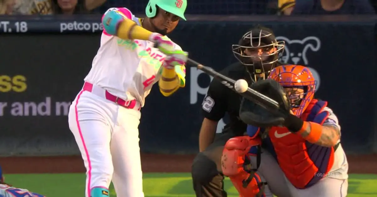 Luis Arráez haciendo contacto con la bola en un turno con San Diego Padres