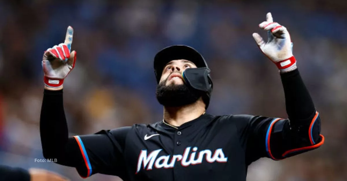 Emmanuel Rivera agradeciendo un batazo con el uniforme de Miami Marlins