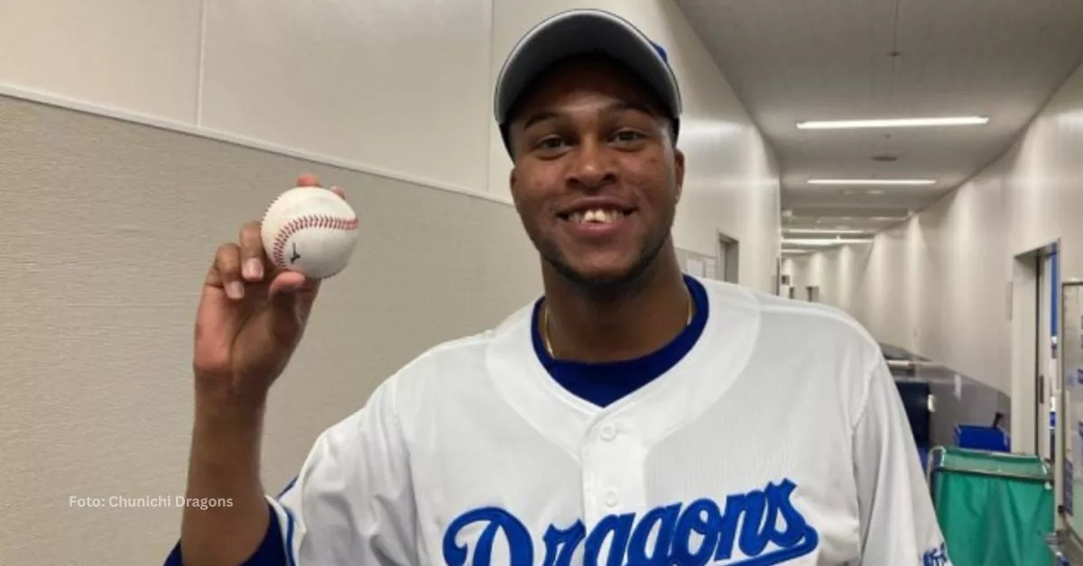 Raidel Martínez mostrando una pelota tras una gran salida con Chunichi en Japón