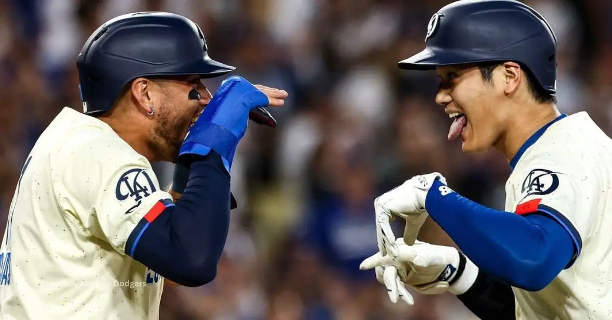 Shohei Ohtani y Miguel Rojas celebrando tras jonrón de Los Angeles Dodgers