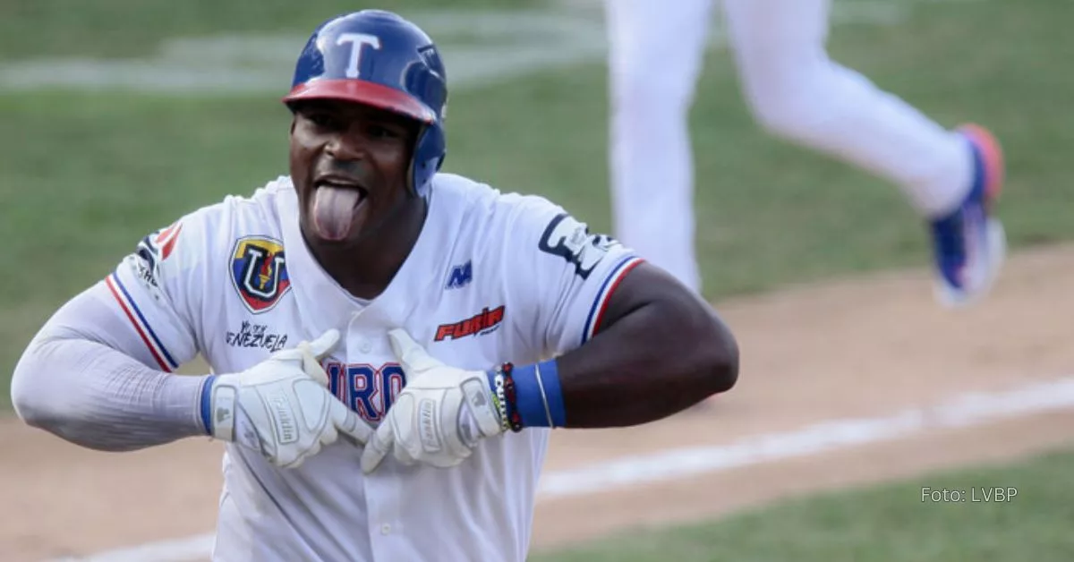 Yasiel Puig sacando la lengua visitiendo el uniforme de Tiburones de La Guaira en Venezuela