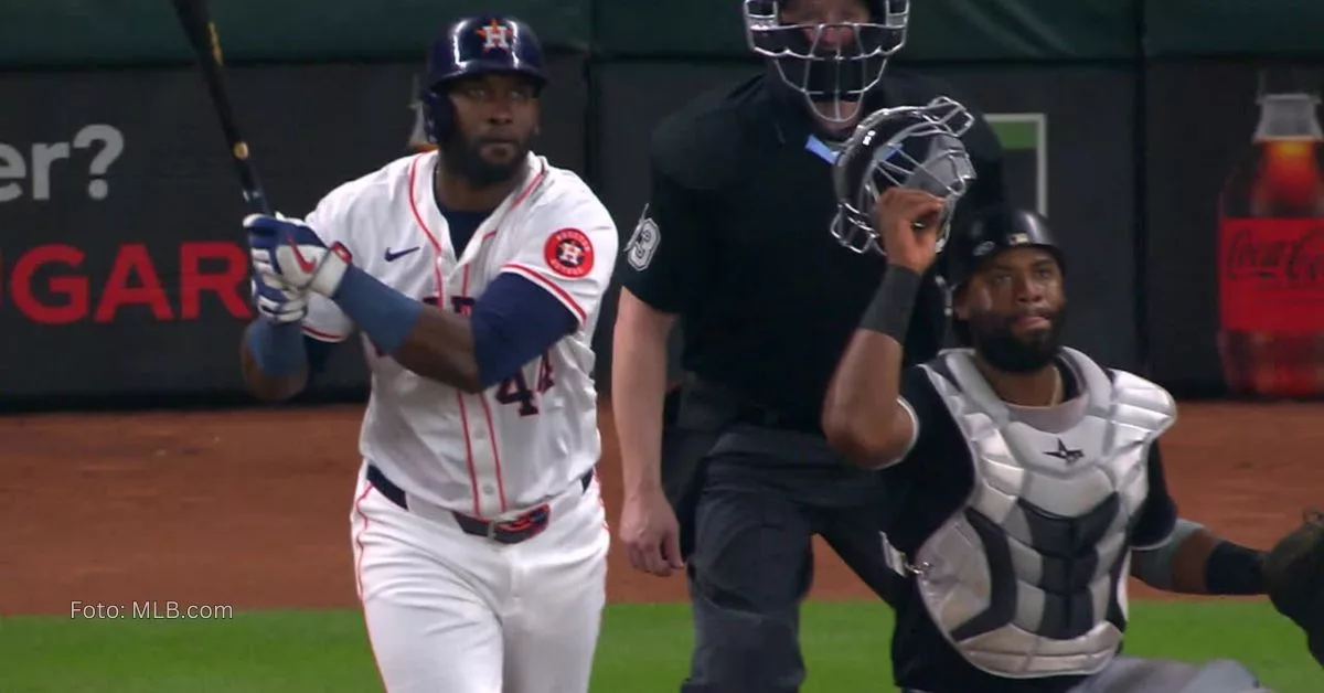 Cubano Yordan Alvarez conectando hit frente a Chicago White Sox con uniforme blanco de Houston Astros