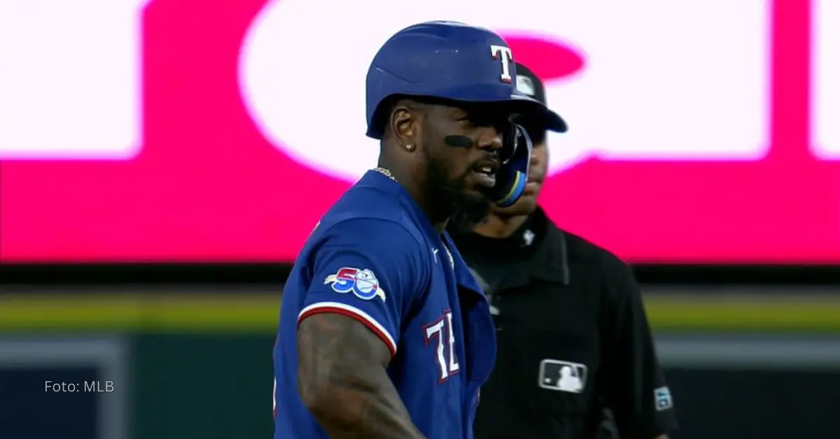 Cubano Adolis García mirando con atención con el uniforme de Texas Rangers en MLB