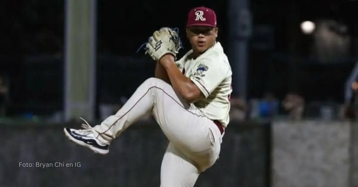 Bryan Chi realizando movimientos de lanzar durante un juego en las sucursales de Texas Rangers