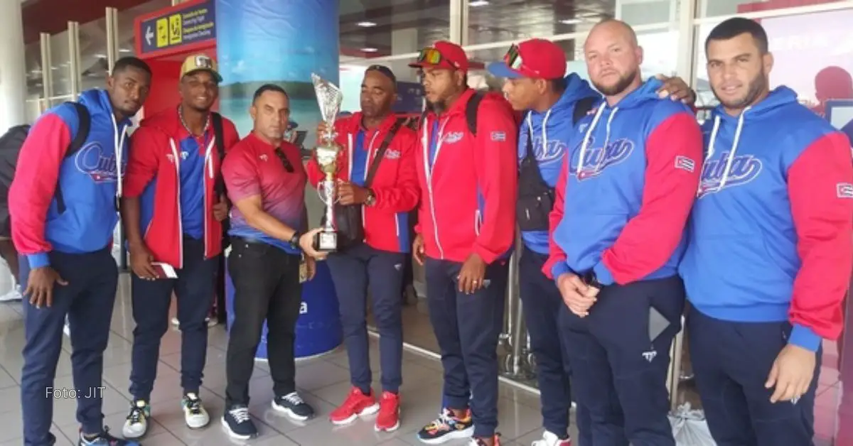 El equipo Cuba durante el regreso de la Copa del Caribe del 2023 con el trofeo del evento