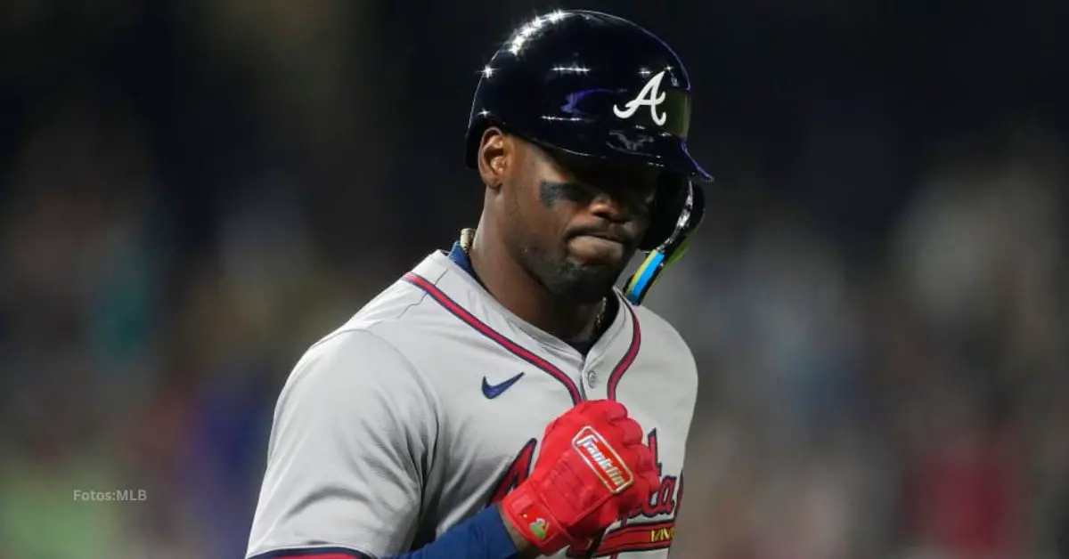 Jorge Soler haciendo señas tras conectar un hit productor con Atlanta Braves