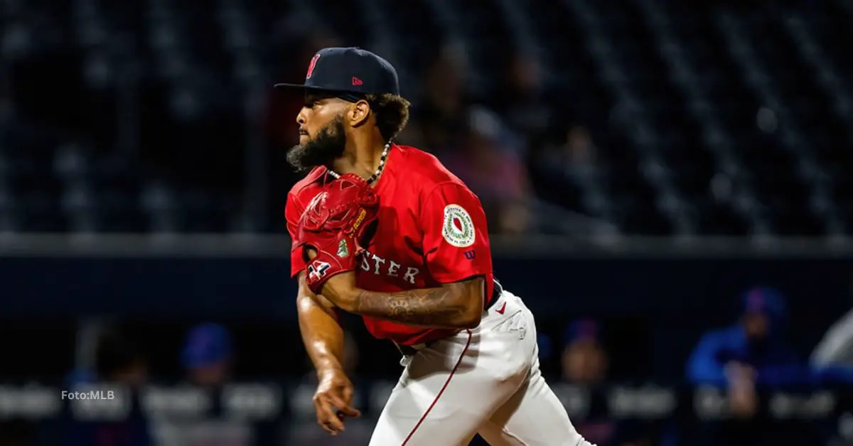 Luis Guerrero lanzando con la filial Worcester de Boston Red Sox