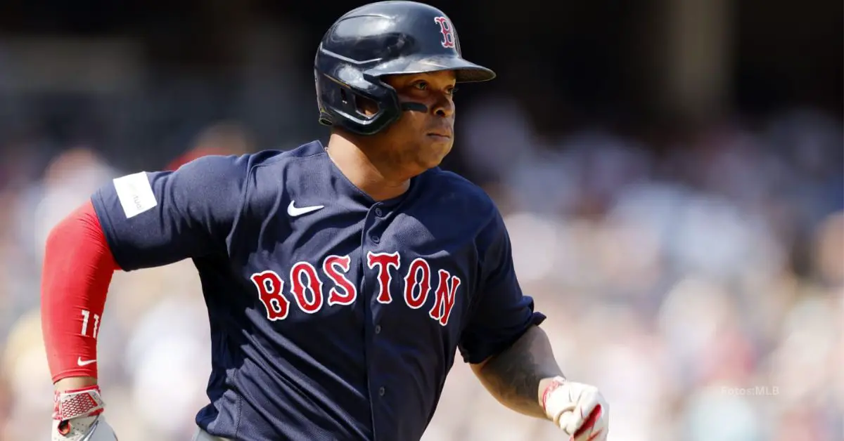 Rafael Devers celebra batazo con Boston