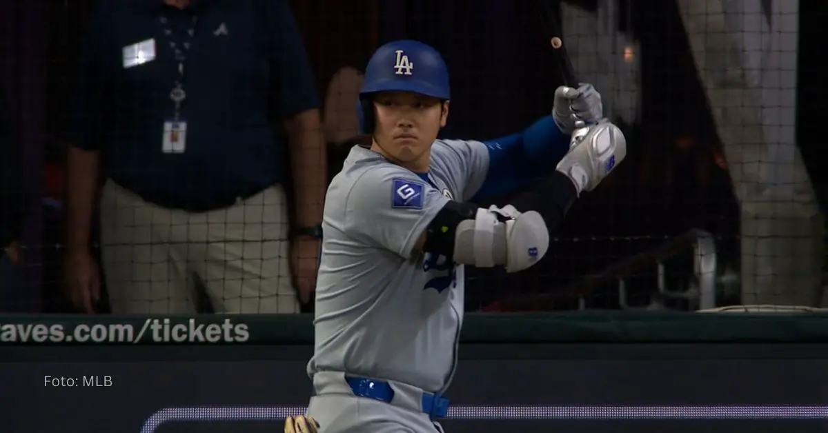 Shohei Ohtani en el cajón de bateo con el uniforme de Los Angeles Dodgers en MLB 2024