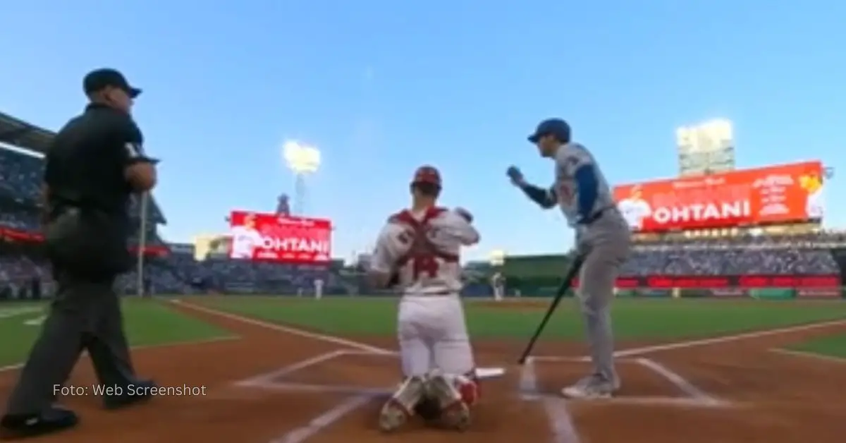 Shohei Ohtani saludando al público tras recibir una ovación en su regreso al estadio de Los Angeles Angels