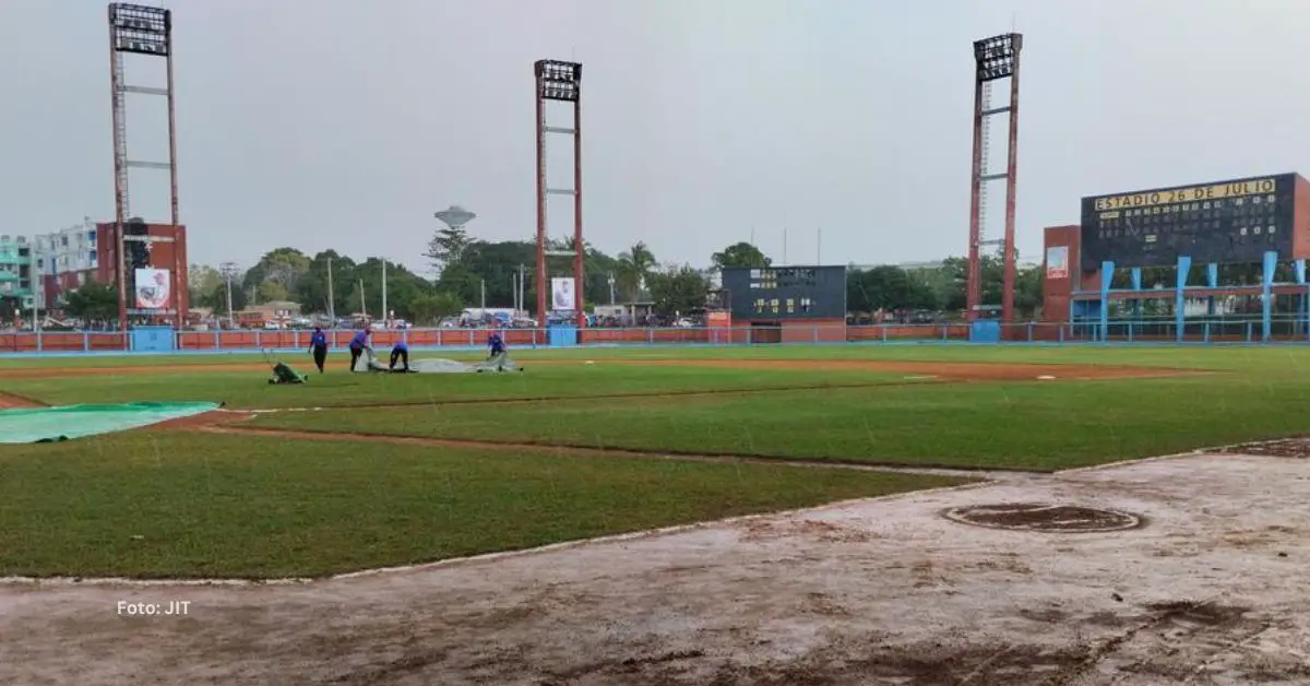 Estadio 26 de Julio de Artemisa con el terreno mojado por lluvia